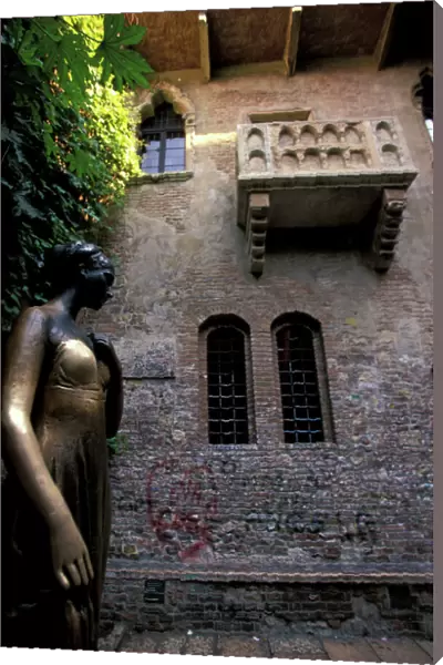 Italy, Veneto, Verona. Juliettes Home, balcony and statue