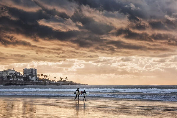 USA, California, La Jolla. Young surfers at La Jolla Shores