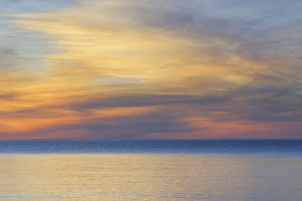 USA, Michigan, Upper Peninsula. Lake Superior sunset