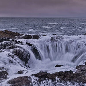 Thors Well with surf cascading into the well along the Oregon coastline