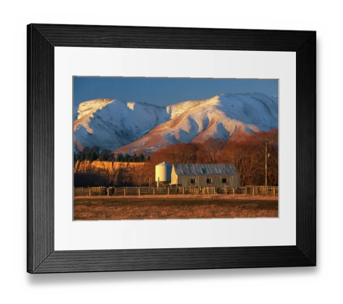 Framed Print : Woolshed and Kakanui Mountains, Maniototo, Otago Framed Print : Woolshed and Kakanui Mountains, Maniototo, Otago