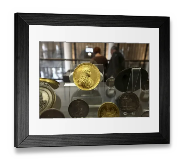 Framed Print : A gold memorial plate with Louis XIVs portrait display in theCabinet des Medailles