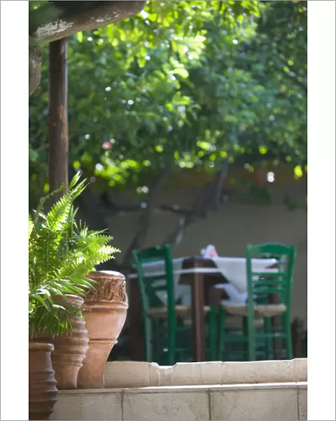 GREECE-CRETE-Rethymno Province-Rethymno: Old Quarter- Cafe Table