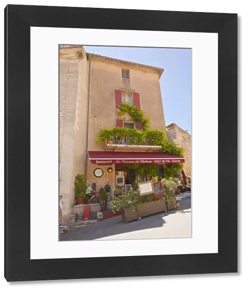 France, Provence, Gorde. Outside diners at restaurant and ice cream salon. Credit as