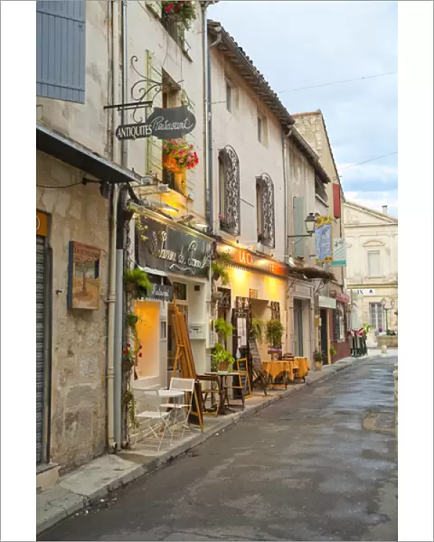 France, Provence, St. Remy-de-Provence. Shops and restaurants line the street. Credit as