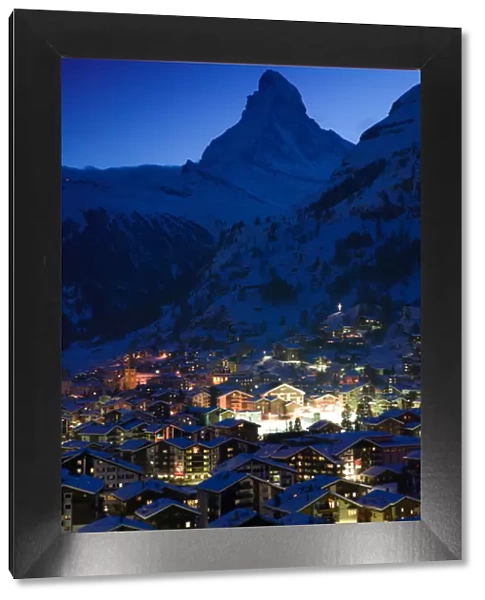 SWITZERLAND-Wallis  /  Valais-ZERMATT: View of ZERMATT & Matterhorn  /  Evening  /  Winter