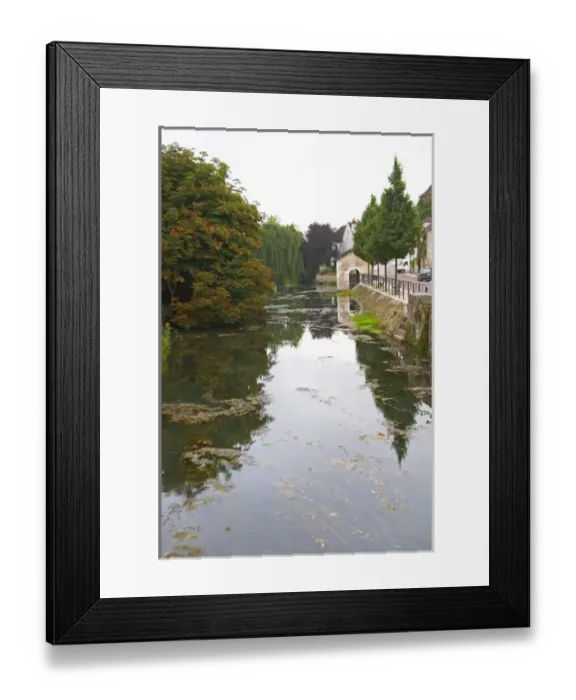 Framed Print : The river Serein flowing through the village Chablis in Bourgogne Framed Print : The river Serein flowing through the village Chablis in Bourgogne