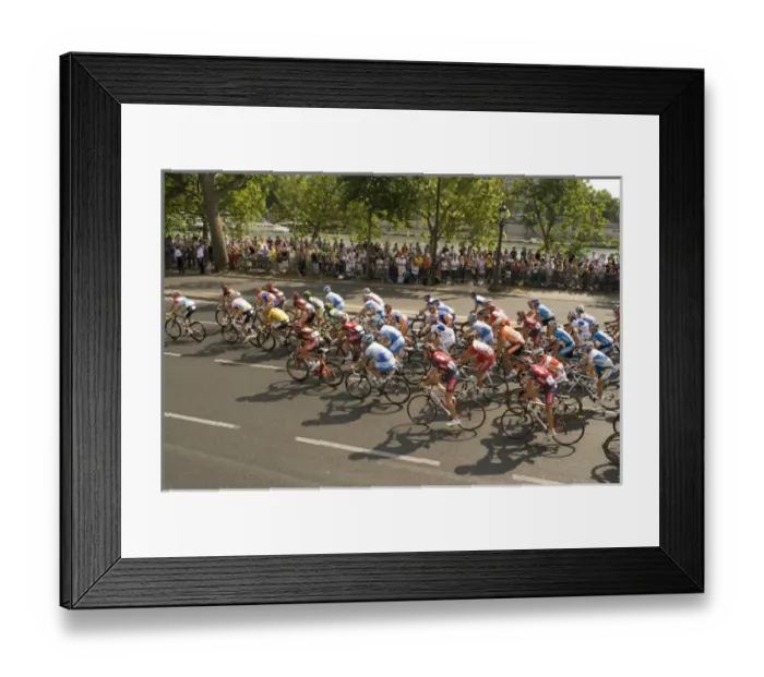 Framed Print : Thousands line the Quai des Tuileries to welcome the peloton in the Tour de France