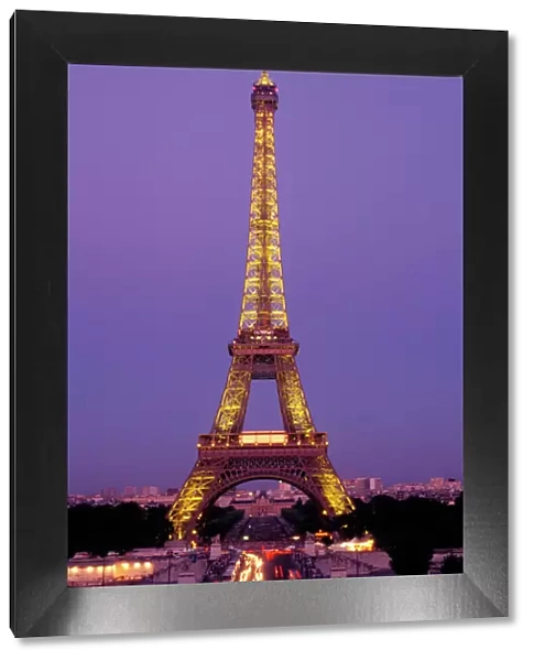 France, Paris, Tour Eiffel at dusk