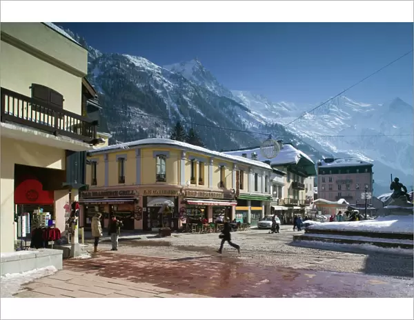 FRANCE-French Alps (Haute-Savoie)-CHAMONIX-MONT-BLANC: Along Quai d Arve  /  Winter