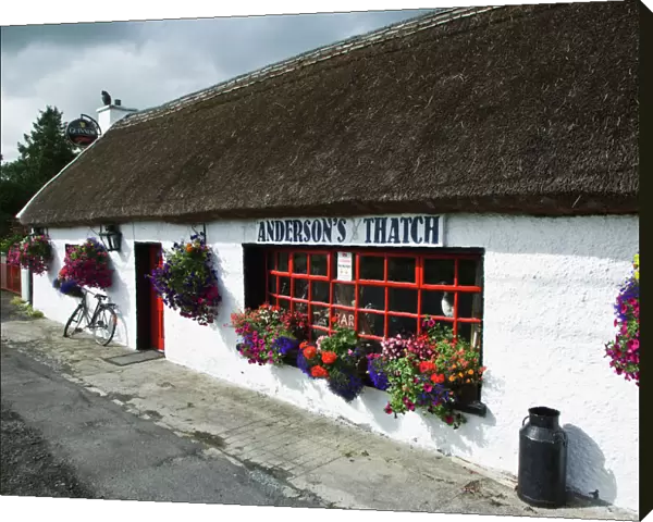 Europe, Ireland, Carrick-on-Shannon. Exterior of Andersons Thatch pub. Credit as