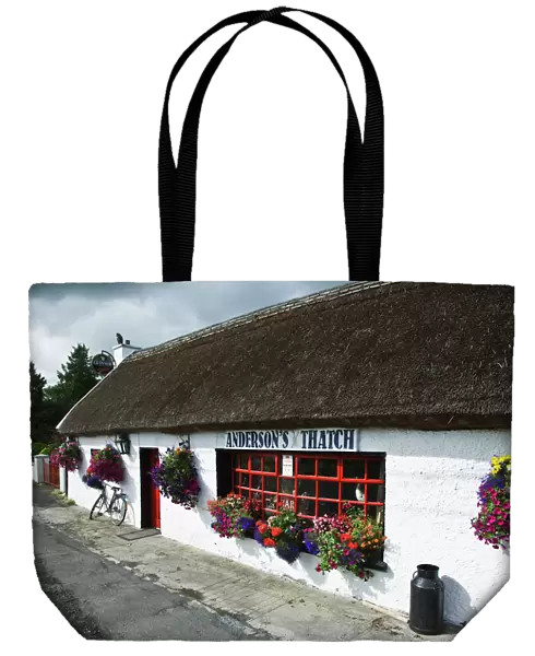 Europe, Ireland, Carrick-on-Shannon. Exterior of Andersons Thatch pub. Credit as