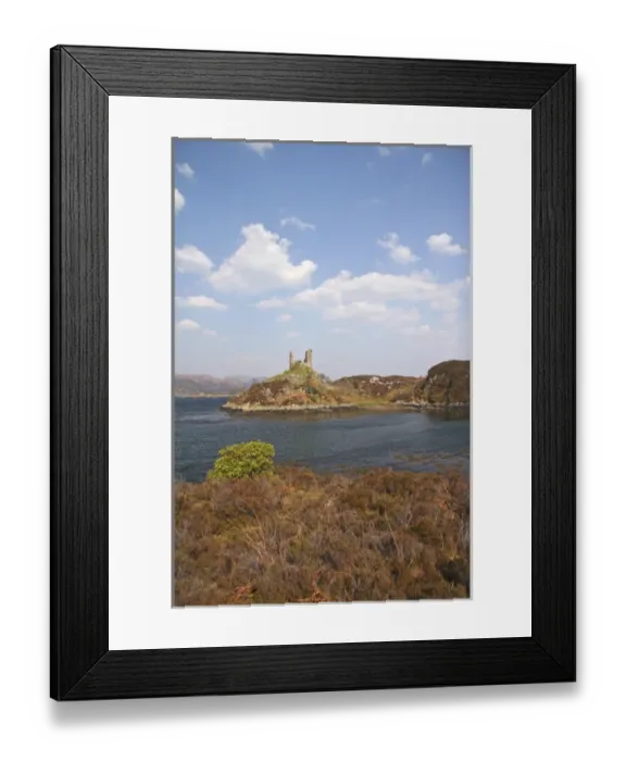 Framed Print : Kyleakin, Scotland. The ancient ruins of Kyleakin Castle or Castle Moil at the entrance