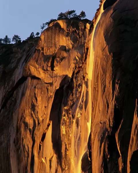 USA, California, Yosemite National Park, Horsetail Falls, El Capitan