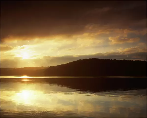 USA, Missouri, Lake of the Ozarks, Lake at Sunrise