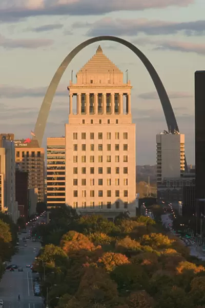 USA, Missouri, St. Louis: Downtown & Gateway Arch at Sunset