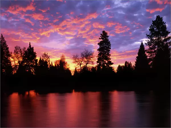 USA, Oregon, Bend, Deschutes River at sunrise