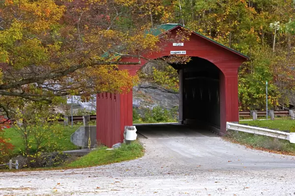 USA, Vermont, Arlington, Fall colors and covered bridge