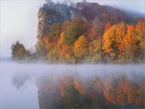 USA, Virginia, Giles County, Bluff at sunrise on New River