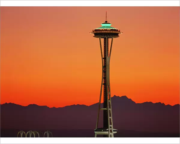 USA, Washington, Seattle, Space needle and Olympic Mountains at dusk