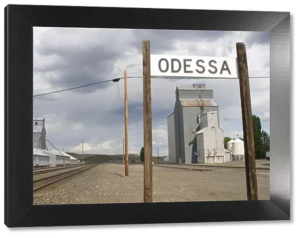 USA, Washington State, Lincoln County, Odessa. Grain elevators and silos by the railroad