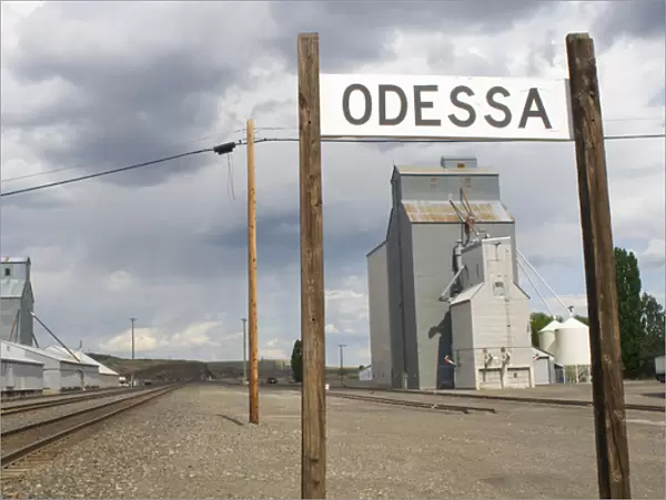 USA, Washington State, Lincoln County, Odessa. Grain elevators and silos by the railroad