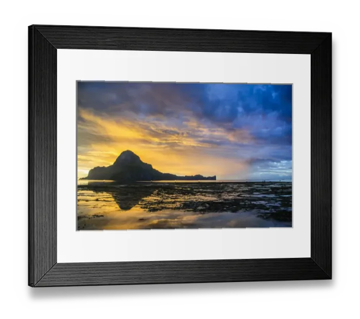 Framed Print : Dramatic sunset light over the bay of El Nido, Bacuit Archipelago, Palawan, Philippines