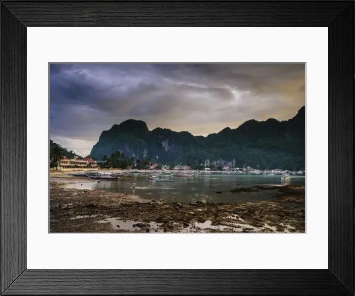 Framed Print : The bay of El Nido at sunset, Bacuit Archipelago, Palawan, Philippines Framed Print : The bay of El Nido at sunset, Bacuit Archipelago, Palawan, Philippines