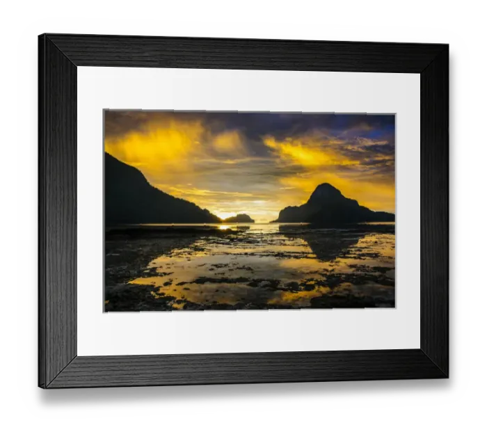 Framed Print : Dramatic sunset light over the bay of El Nido, Bacuit Archipelago, Palawan, Philippines