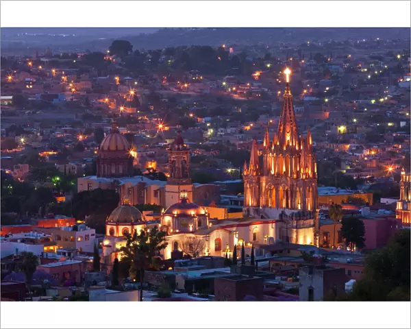 Mexico, San Miguel de Allende. La Parroquia de San Miguel Arcangel Church dominates