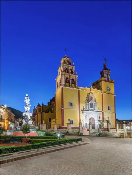 Mexico, Guanajuato, Guanajuato, Plaza de La Paz at Dawn