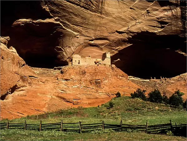 USA, Arizona, Canyon de Chelly National Monument, Mummy Cave Ruin in Canyon del Muerto