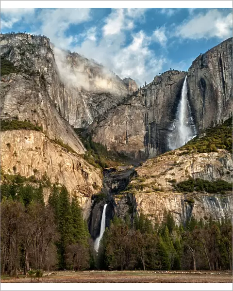 USA, California, Yosemite National Park, Upper and Lower Yosemite Falls at sunrise