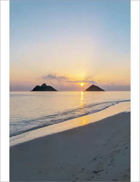 USA, Hawaii, Oahu, Lanikai Beach Sunrise
