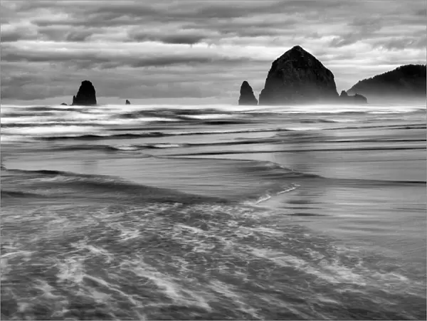 USA, Oregon, Cannon Beach, Haystack Rock and The Needles