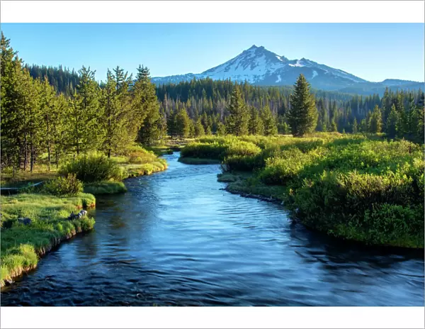 USA, Oregon. Mt. Bachelor and Deschutes River