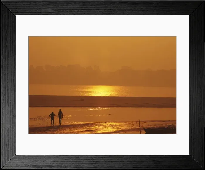 Framed Print : India, Bihar, Patna, Sonepur, Sonepur Mela Cattle Fait (largest in Asia), men taking Framed Print : India, Bihar, Patna, Sonepur, Sonepur Mela Cattle Fait (largest in Asia), men taking