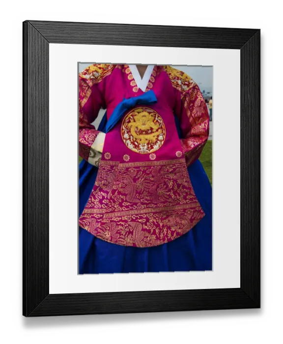 Framed Print : Traditional dressed of a korean woman, Gyeongbokgung palace, Seoul, South Korea
