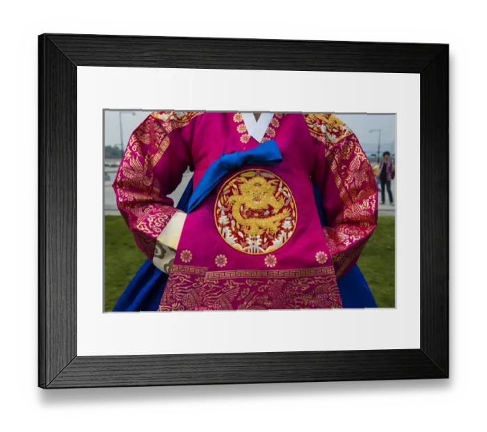 Framed Print : Traditional dressed of a korean woman, Gyeongbokgung palace, Seoul, South Korea Framed Print : Traditional dressed of a korean woman, Gyeongbokgung palace, Seoul, South Korea