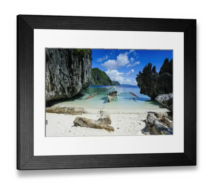 Framed Print : Outrigger boat on a little white beach and crystal clear water in the Bacuit archipelago