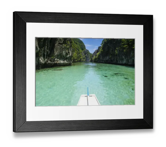 Framed Print : Front of an outrigger boat in the crystal clear water in the Bacuit archipelago, Palawan
