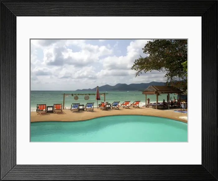 Framed Print : Swimming pool facing the Gulf of Thailand at Chaweng beach on the island of Ko Samui