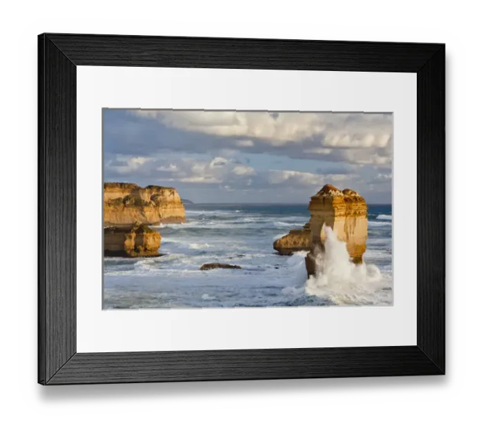 Framed Print : The coastline near Loch Ard Gorge, looking towards the sea stacks called 12 Apostles