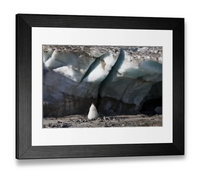 Framed Print : Gletscherfront des Schlatenkees. Das Gletschereis zeigt Schichtungen und eingeschlossenes Framed Print : Gletscherfront des Schlatenkees. Das Gletschereis zeigt Schichtungen und eingeschlossenes