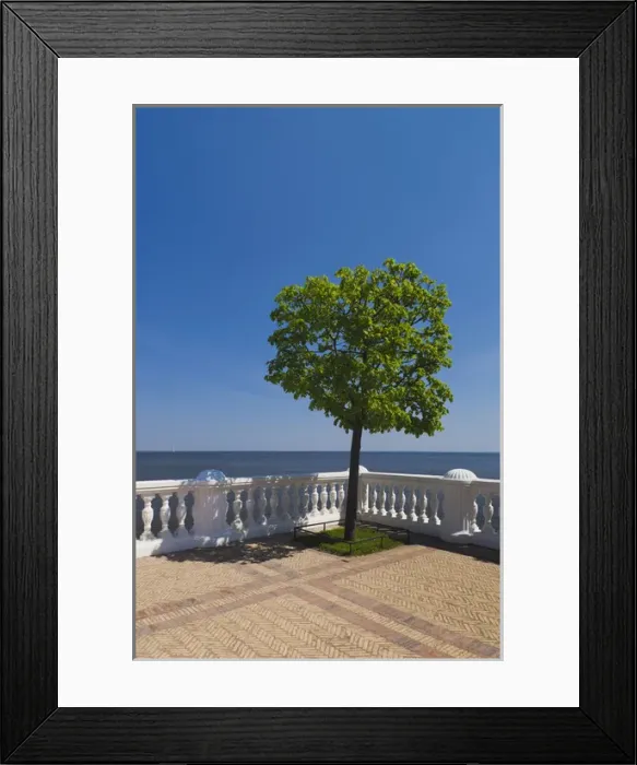 Framed Print : Russia, Saint Petersburg, Peterhof, Gulf of Finland from the Monplaisir Villa Framed Print : Russia, Saint Petersburg, Peterhof, Gulf of Finland from the Monplaisir Villa