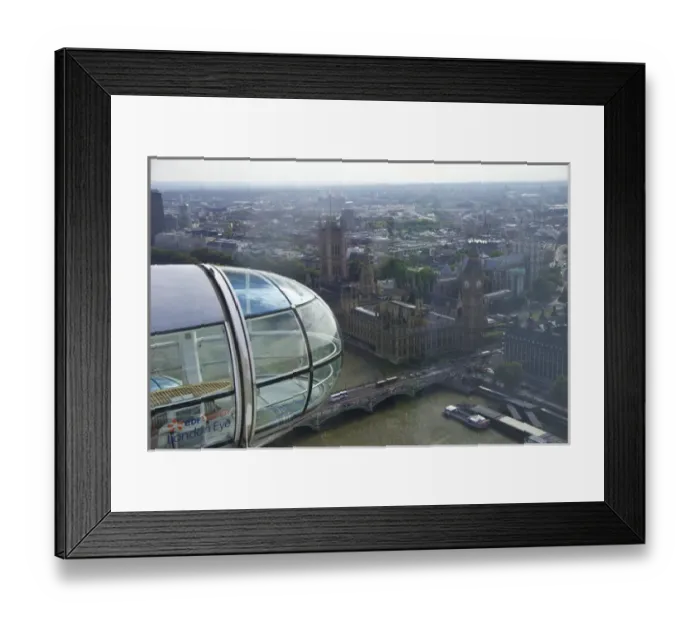 Framed Print : A close up shot of the glass capsule on the London Eye as it passes Parliment and Big Ben