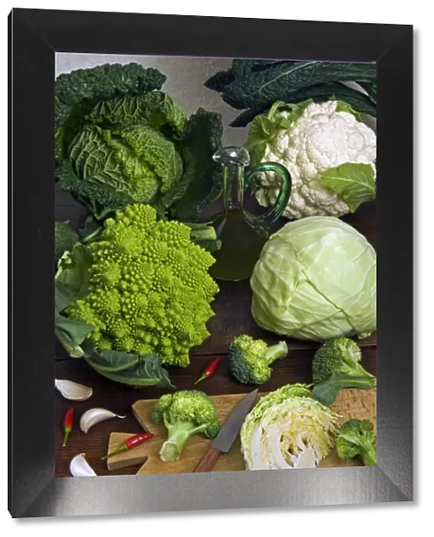 Cabbages: -Clockwise- Broccoli, Cauiliflower fractal (Brassica oleracea L. var. italica)