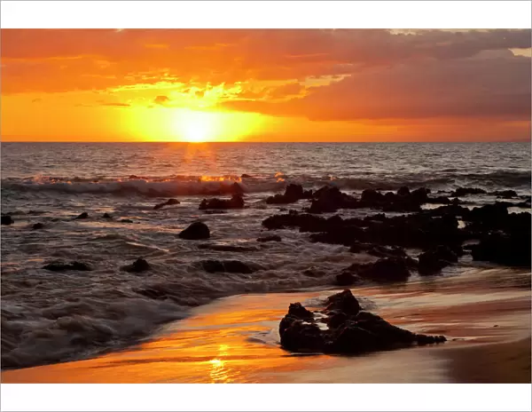 USA, Hawaii, Maui, Kihei. Sunset on ocean beach