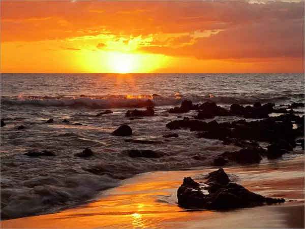 USA, Hawaii, Maui, Kihei. Sunset on ocean beach