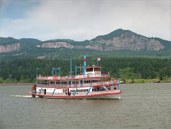 The sternwheeler Columbia Gorge on the Columbia River at the town of Cascade Locks